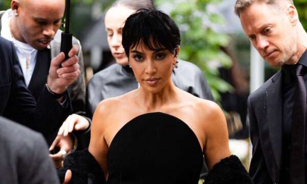 Η Κιμ Καρντάσιαν υιοθέτησε το quillotine haircut και θυμίζει την Κρις Τζένερ