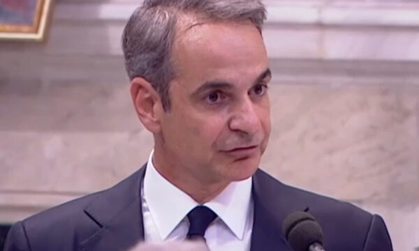 Αποχαιρετισμός Διονύση Σαββόπουλου – Κυριάκος Μητσοτάκης: «Δεν είμαι εδώ απλώς ως φίλος και θαυμαστής, αλλά έχω καθήκον προς έναν σπουδαίο Έλληνα»