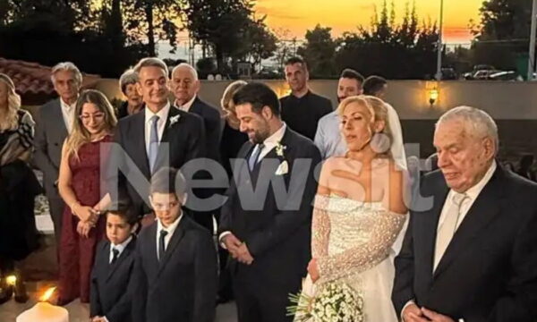 Ο Κυριάκος Μητσοτάκης τέλεσε τον γάμο της κόρης του Γεράσιμου Γιακουμάτου με τον Ελπιδοφόρο Παπανικολόπουλο – Εικόνες