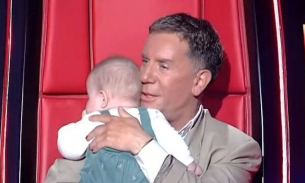 The Voice: Η συγκινητική στιγμή που ο Γιώργος Μαζωνάκης αγκάλιασε ένα μωρό και το τάισε