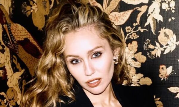 Miley Cyrus: Η χρυσαφένια ανανέωση στα μαλλιά της θυμίζει Hannah Montana!