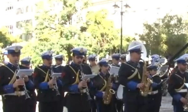 Αποχαιρετισμός Διονύση Σαββόπουλου: Η πένθιμη μελωδία από τη μπάντα του Πολεμικού Ναυτικού