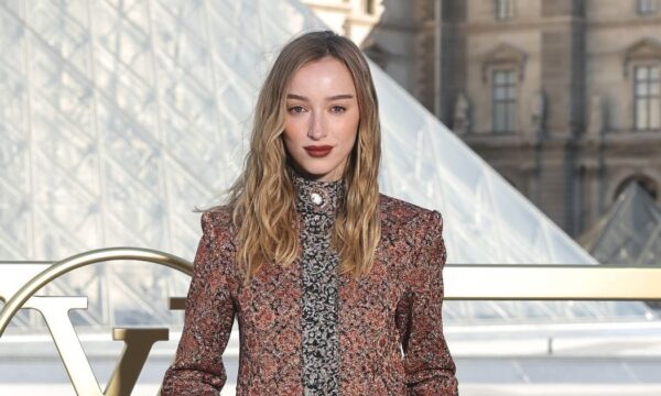 Phoebe Dynevor: Εντυπωσίασε στο Λούβρο με κυματιστά μαλλιά και έντονα cherry χείλη