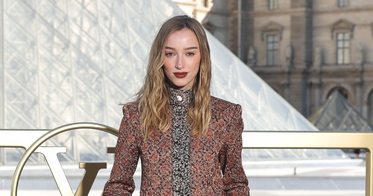 Phoebe Dynevor: Εντυπωσίασε στο Λούβρο με κυματιστά μαλλιά και έντονα cherry χείλη