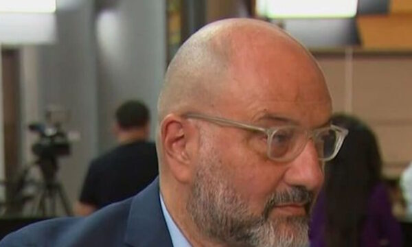 Σάκης Αρναούτογλου: «Αισθανόμουν ντροπή να βγω στον δρόμο μετά τις κατηγορίες όταν έκλεισε η ΕΡΤ3»