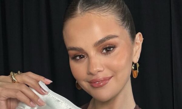 Η Selena Gomez αποκαλύπτει τα μυστικά του νυφικού μακιγιάζ της και παρουσιάζει ένα bridal lip & cheek set