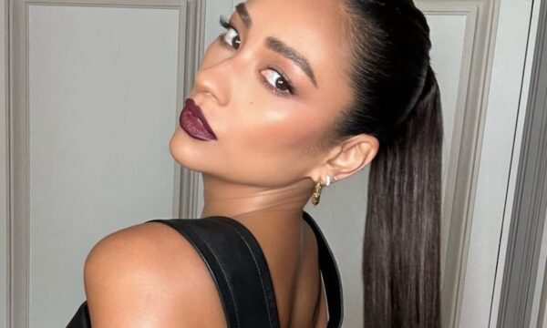 Η Shay Mitchell ανανεώνει το τολμηρό μακιγιάζ με βαθιά μωβ χείλη
