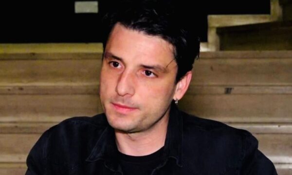 Σπύρος Χατζηαγγελάκης: «Όταν οι γονείς μου έπαψαν να καλύπτουν το ενοίκιο, δέχτηκα μια ισχυρή σφαλιάρα»