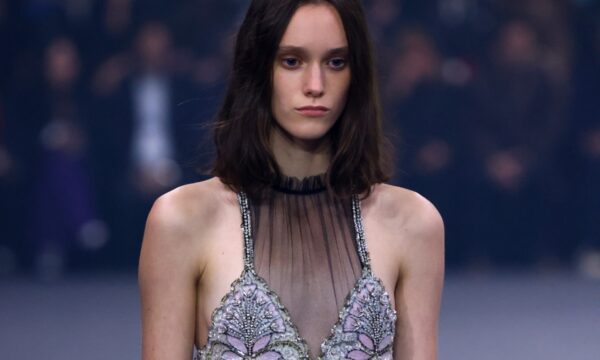 Valentino SS26: Η κομψότητα ανακαλύπτει νέες διαστάσεις με τα beauty looks πιο φυσικά από ποτέ