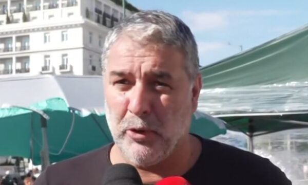 Ο Βασίλης Μπισμπίκης στο Σύνταγμα για τον Πάνο Ρούτσι: «Ήθελε να συναντήσει εμένα και τη Δέσποινα Βανδή»