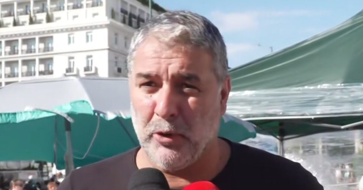 Ο Βασίλης Μπισμπίκης στο Σύνταγμα για τον Πάνο Ρούτσι: «Ήθελε να συναντήσει εμένα και τη Δέσποινα Βανδή»