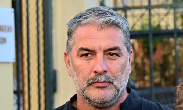 Βασίλης Μπισμπίκης: Ζήτησε συγγνώμη στη γειτόνισσα με τσουρέκι για τη ζημιά στη μάντρα της