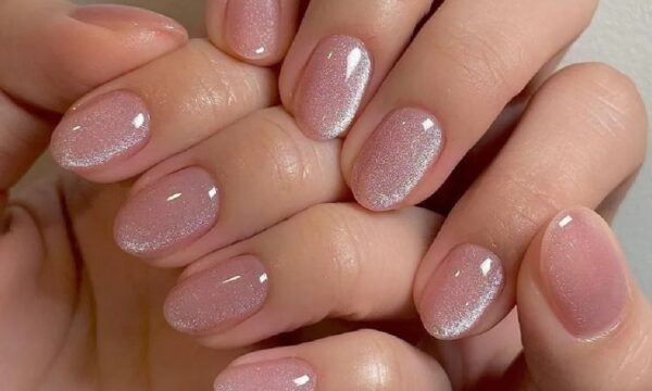 Short velvet nails: Η απόλυτη χειμερινή τάση στο μανικιούρ