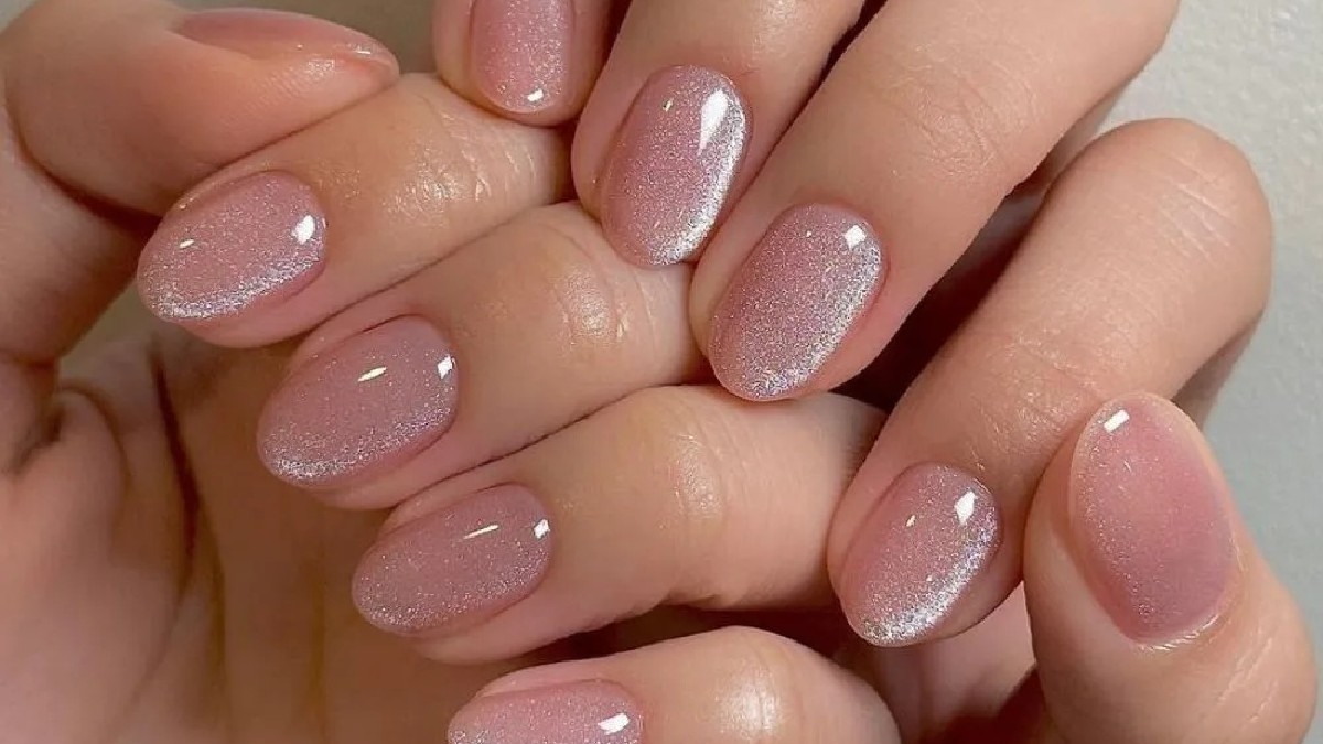 Short velvet nails: Η απόλυτη χειμερινή τάση στο μανικιούρ