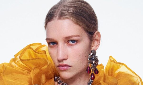 Minimal Glam στην επίδειξη YSL: Τα beauty looks αγκάλιασαν την ατέλεια