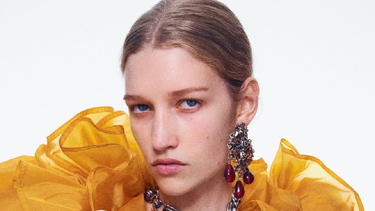Minimal Glam στην επίδειξη YSL: Τα beauty looks αγκάλιασαν την ατέλεια