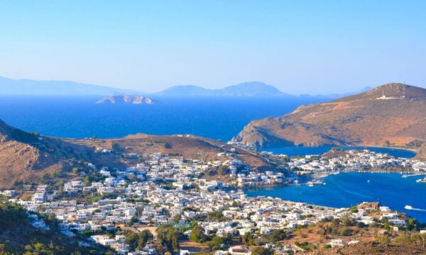 Πέρα από τα καθιερωμένα: Αυτό το ελληνικό νησί λατρεύουν οι Βρετανοί