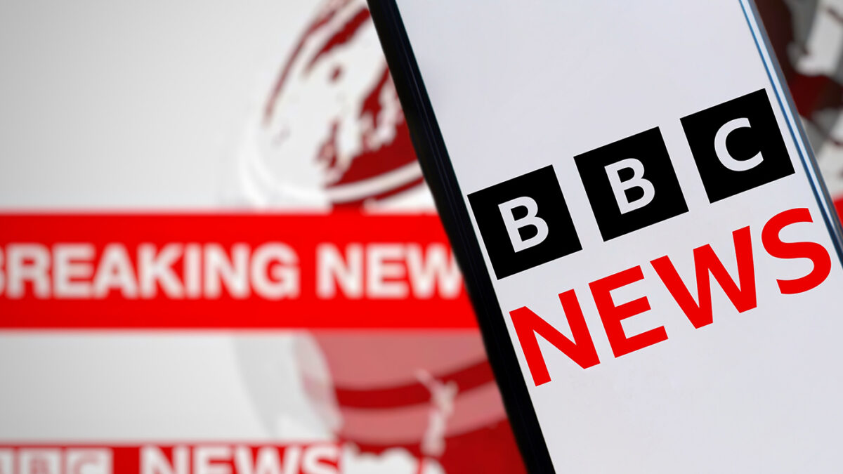 BBC: Ατελείωτες αντιδράσεις και σκάνδαλα – Η πορεία προς την παραίτηση του διευθυντή και της αρχισυντάκτριας ειδήσεων