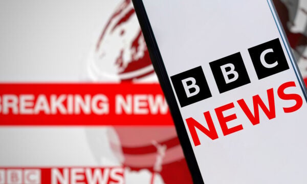 BBC: Ατελείωτες αντιδράσεις και σκάνδαλα – Η πορεία προς την παραίτηση του διευθυντή και της αρχισυντάκτριας ειδήσεων