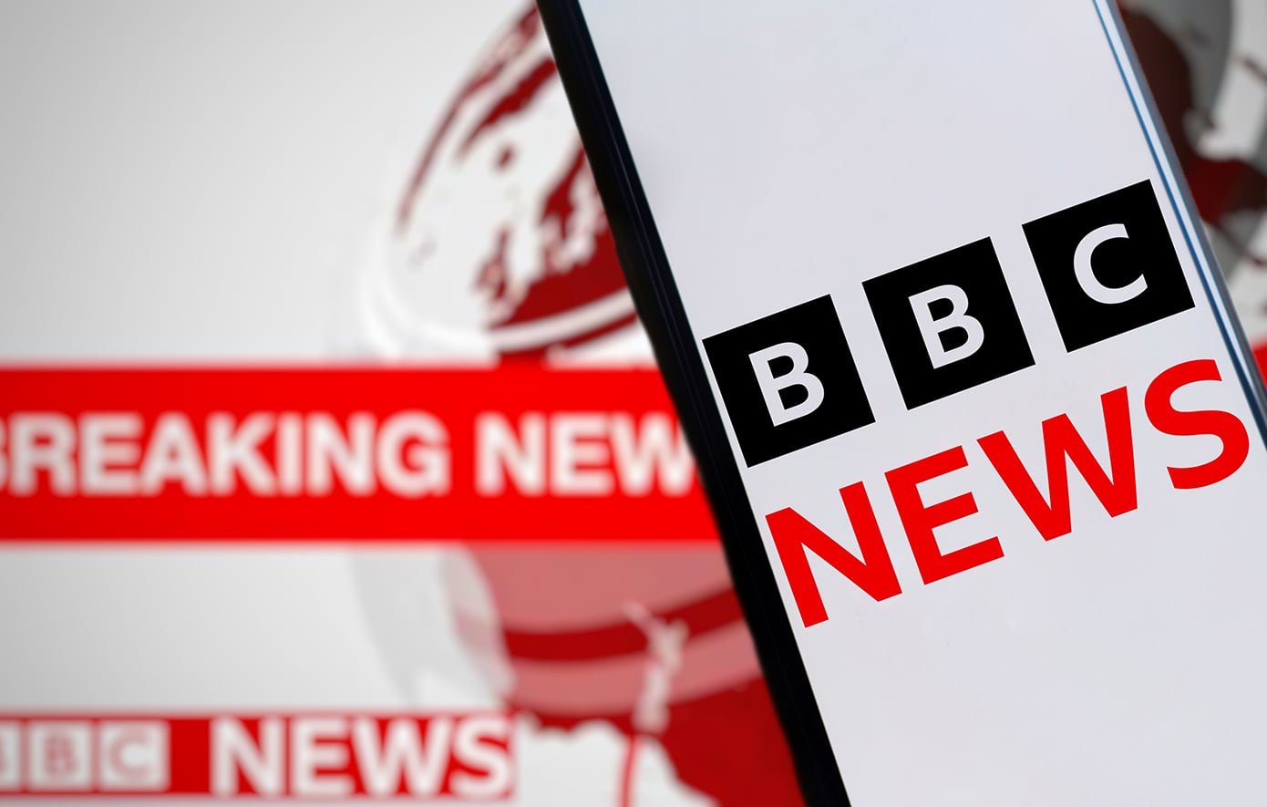 BBC: Ατελείωτες αντιδράσεις και σκάνδαλα – Η πορεία προς την παραίτηση του διευθυντή και της αρχισυντάκτριας ειδήσεων