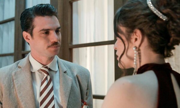 Grand Hotel: Η Αλίκη μένει άφωνη από την ερωτική εξομολόγηση του Άρη και η Φρίντα τα παρακολουθεί όλα!