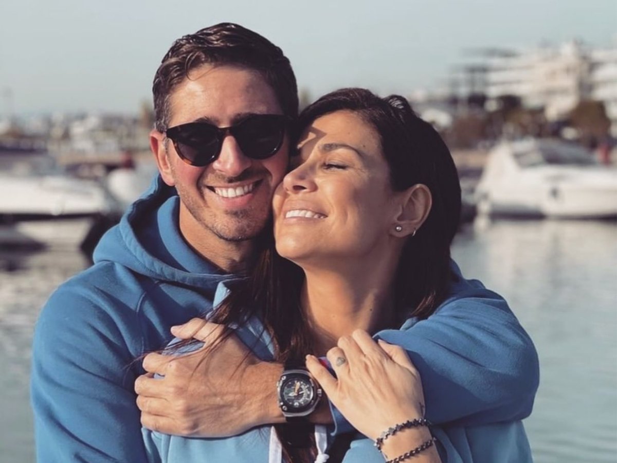 Νέσχαν Μουλαζίμ: Περίπατος με τον άντρα της, Στέλιο Πολογεώργη, και τη νεογέννητη κόρη τους