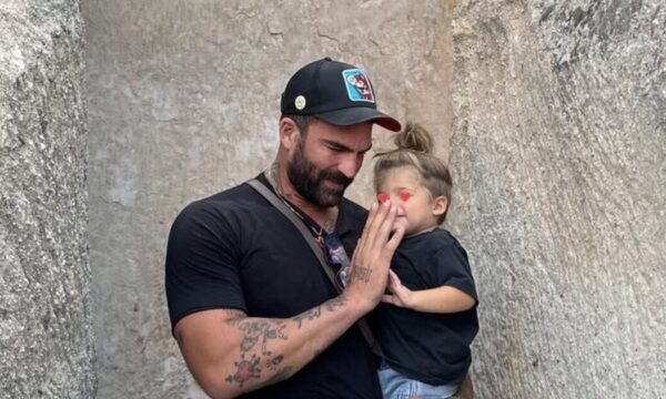 Δημήτρης Αλεξάνδρου: Ετοίμασε έκπληξη για τον γιο του Πάρη στολίζοντας πρόωρα το χριστουγεννιάτικο δέντρο – Βίντεο
