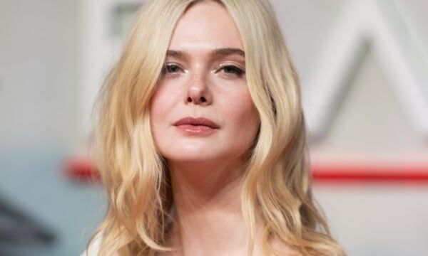 Elle Fanning: Με pixie σε jet black και εντυπωσιακό μακιγιάζ στην πιο πρωτοποριακή φωτογράφηση της μέχρι σήμερα