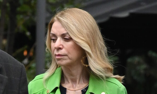 Έλλη Στάη: Με αθλητικά παπούτσια και σουέτ μπουφάν στην καρδιά της Αθήνας