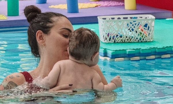 Ευρυδίκη Βαλαβάνη: Μαθήματα κολύμβησης με τον τετράμηνο γιο της – Δείτε φωτογραφίες