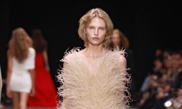 Η επανάσταση των φτερών στη μόδα: Η Stella McCartney και η καινοτόμος εποχή βιωσιμότητας