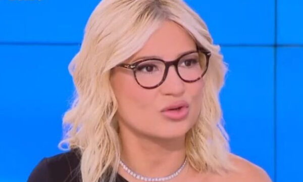 Φαίη Σκορδά: «Είναι πρόκληση να βρεις τη χρυσή ισορροπία στο μεγάλωμα ενός παιδιού από γονείς με διαφορετικές αντιλήψεις»