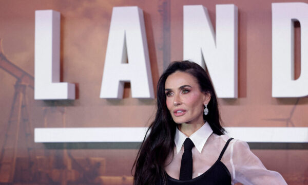 Office Siren: Η Demi Moore επαναφέρει τη μόδα που μεταμόρφωσε το στιλ γραφείου