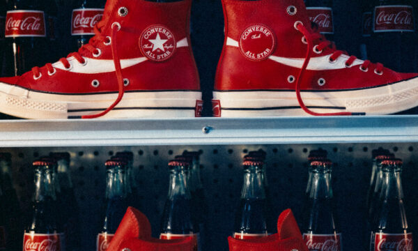 Η φρέσκια capsule συλλογή Converse x Coca Cola σε περιμένει να την λατρέψεις και να την μοιραστείς.