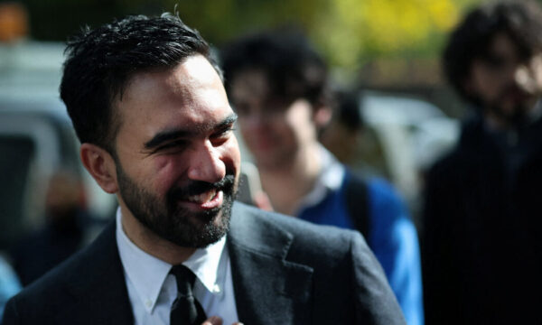 Zohran Mamdani: Η σημασία των ασημένιων δαχτυλιδιών στην προεκλογική του εκστρατεία