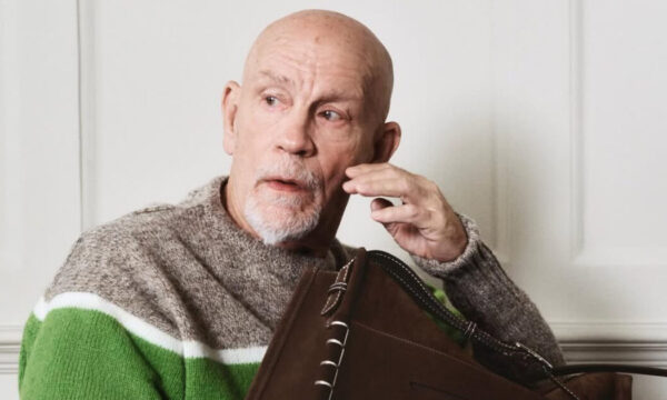 Ο John Malkovich ποζάρει για πρώτη φορά σε διαφημιστική καμπάνια! Ποιος σχεδιαστής τον κέρδισε