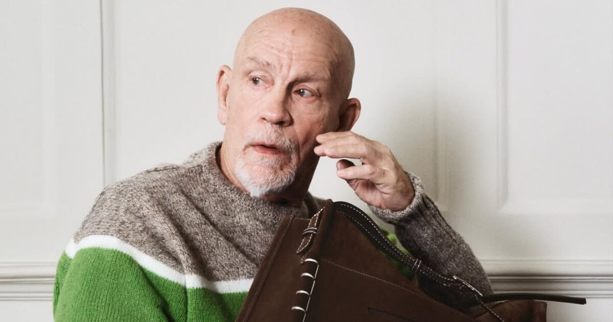 Ο John Malkovich ποζάρει για πρώτη φορά σε διαφημιστική καμπάνια! Ποιος σχεδιαστής τον κέρδισε