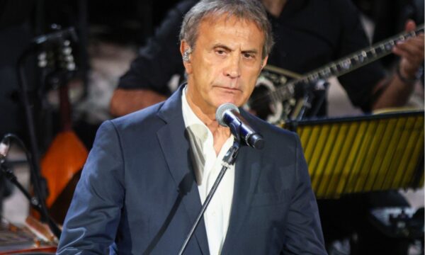 Ο Γιώργος Νταλάρας «επίτιμος» πολίτης του Μπουένος Άιρες: Έλαβε τη θρυλική φανέλα της Αργεντινής