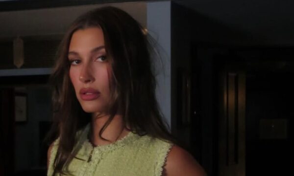 Hailey Bieber: Το καλοκαιρινό της μανικιούρ αποτελεί τη μικρή beauty έκπληξη του φθινοπώρου