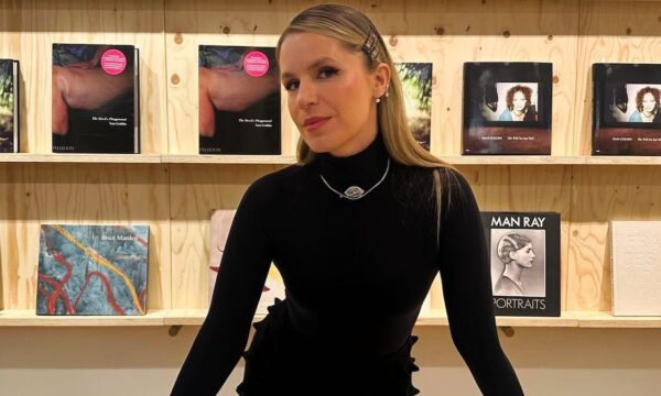 Ευγενία Νιάρχου: Η suede φούστα Alaïa αξίας 4.500 € και το σύγχρονο gallery dressing