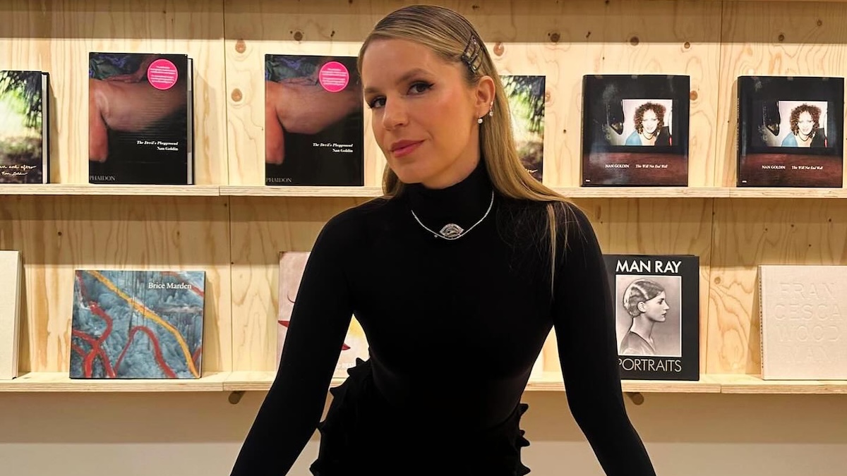 Ευγενία Νιάρχου: Η suede φούστα Alaïa αξίας 4.500 € και το σύγχρονο gallery dressing