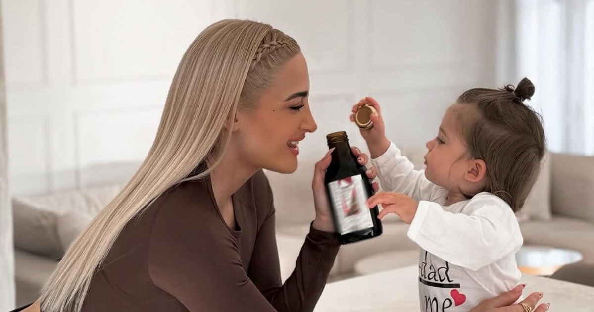 Ιωάννα Τούνη: Έψησε τα πρώτα μελομακάρονα με τον γιο της, Πάρη – Δείτε το βίντεο