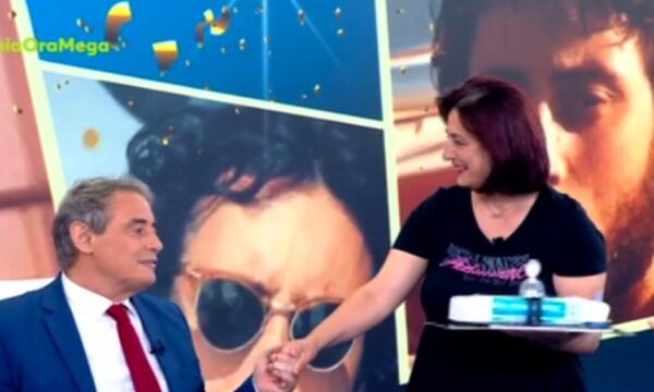 Επέτειος για τον Ιορδάνη Χασαπόπουλο στο «Κοινωνία Ώρα Mega» – Η απρόσμενη τούρτα από τη γυναίκα του