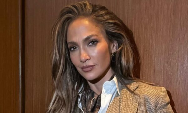 Το lip combo της Jennifer Lopez για την Ημέρα των Ευχαριστιών είναι statement και κορυφαία τάση