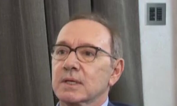 Κέβιν Σπέισι: «Είμαι γκέι, χαίρομαι την συντροφιά των ανδρών, ναι»
