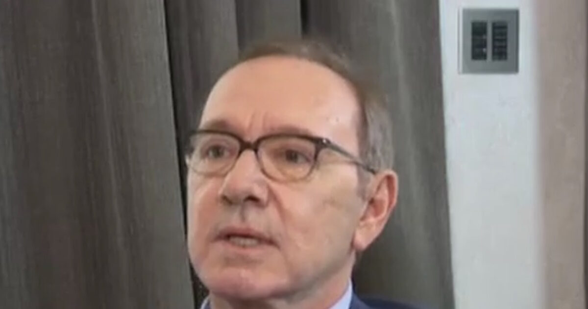 Κέβιν Σπέισι: «Είμαι γκέι, χαίρομαι την συντροφιά των ανδρών, ναι»