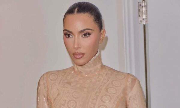Η Kim Kardashian ποζάρει με pixie σε καραμελένια ξανθιά απόχρωση που της πηγαίνει εξαιρετικά
