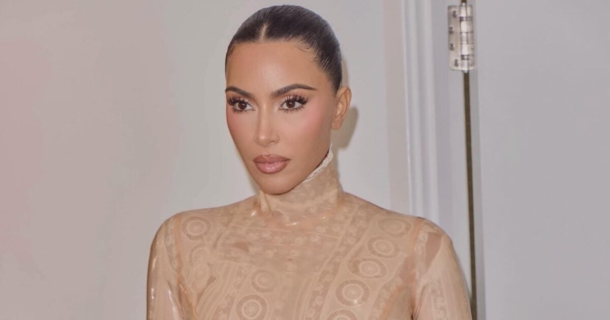 Η Kim Kardashian ποζάρει με pixie σε καραμελένια ξανθιά απόχρωση που της πηγαίνει εξαιρετικά