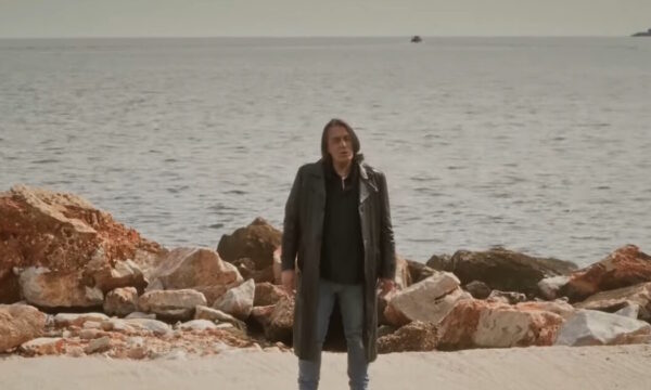 «Να μ’ αγαπάς»: Βγήκε το videoclip του soundtrack της δημοφιλούς σειράς του Alpha
