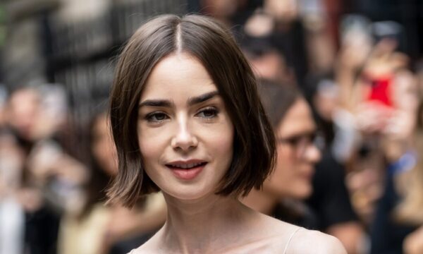 Lily Collins: Το τολμηρό beauty look της που απομακρύνεται από το ρομαντικό στυλ που μας έχει συνηθίσει